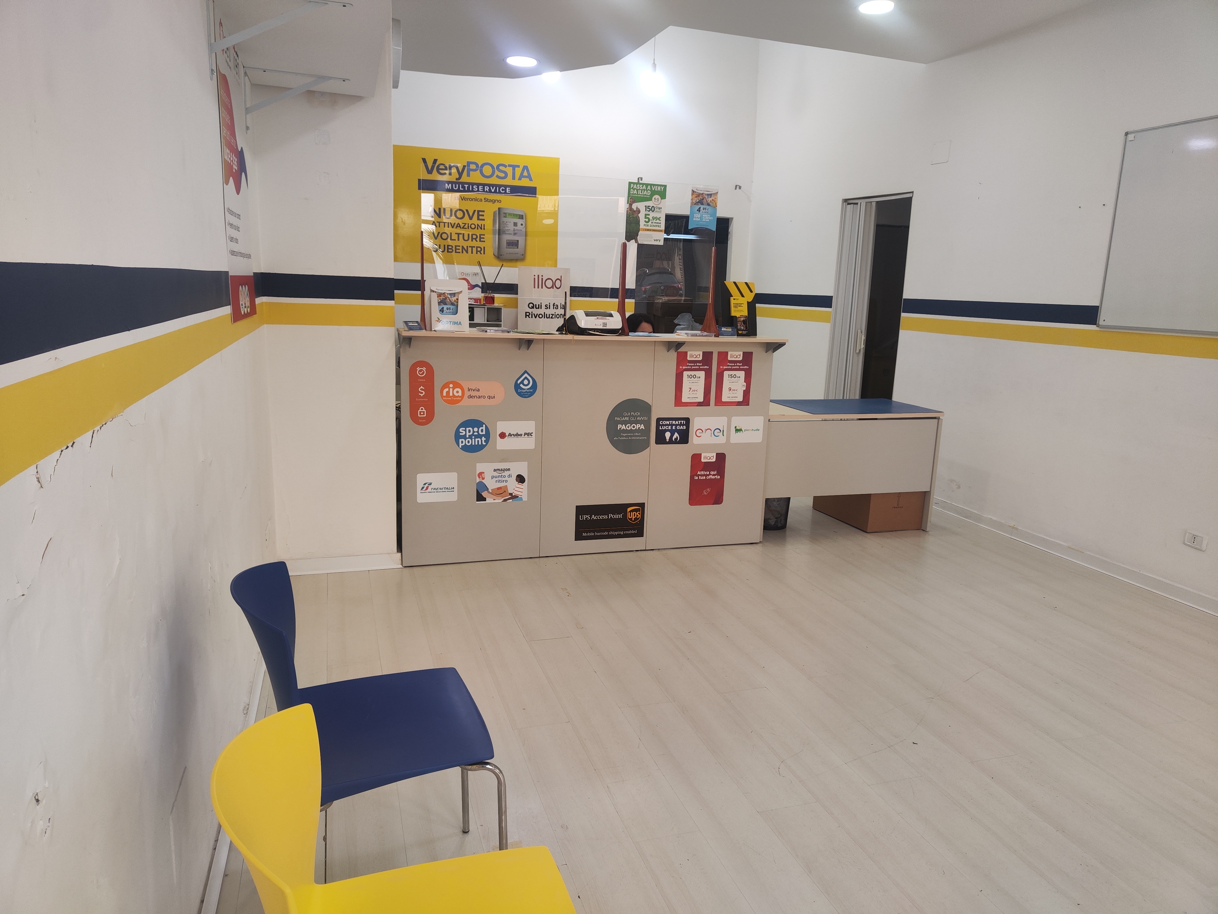Sportello clienti VeryPosta con operatore che fornisce assistenza