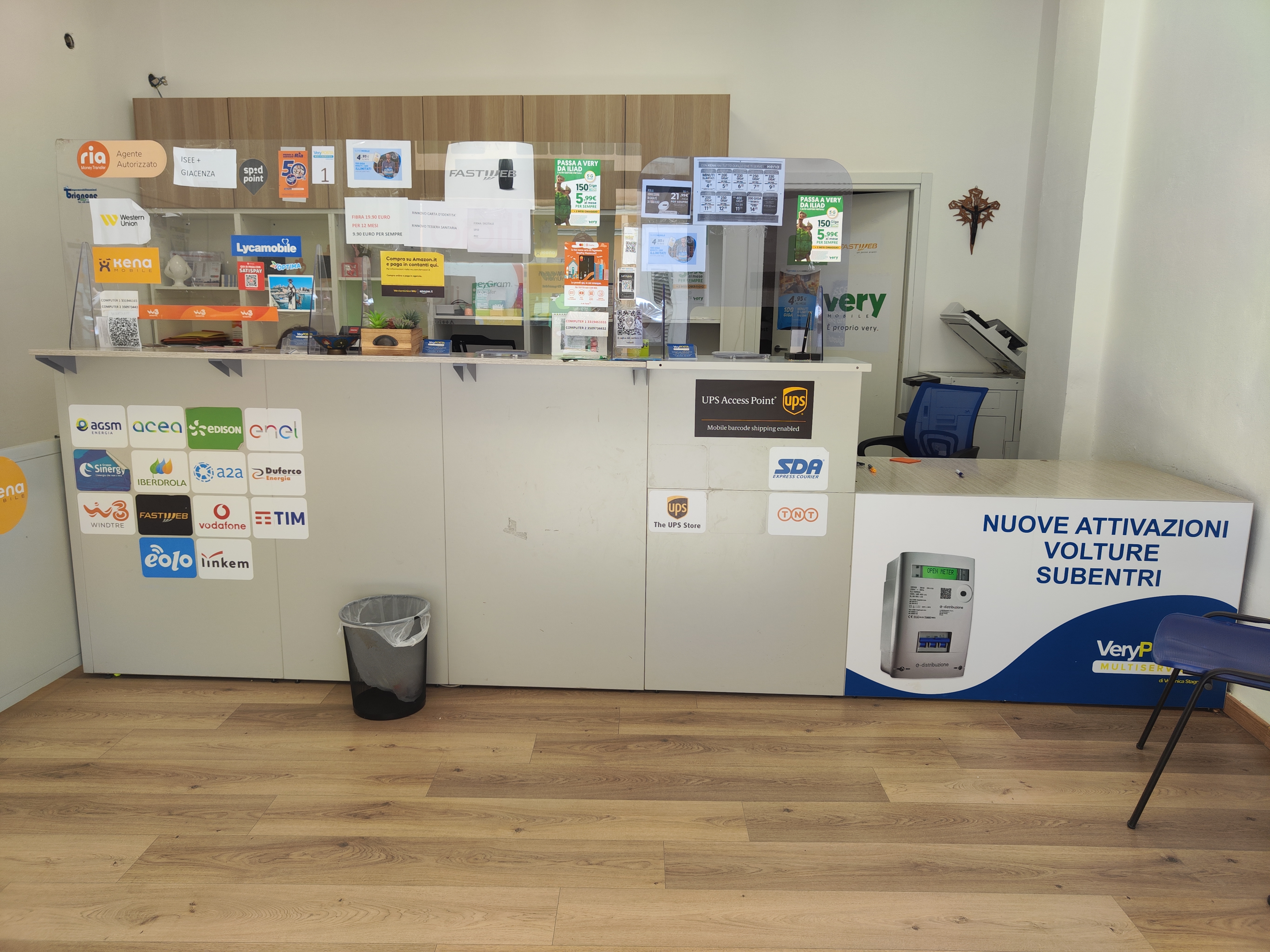Interno di un punto VeryPosta con servizi multimediali e postali