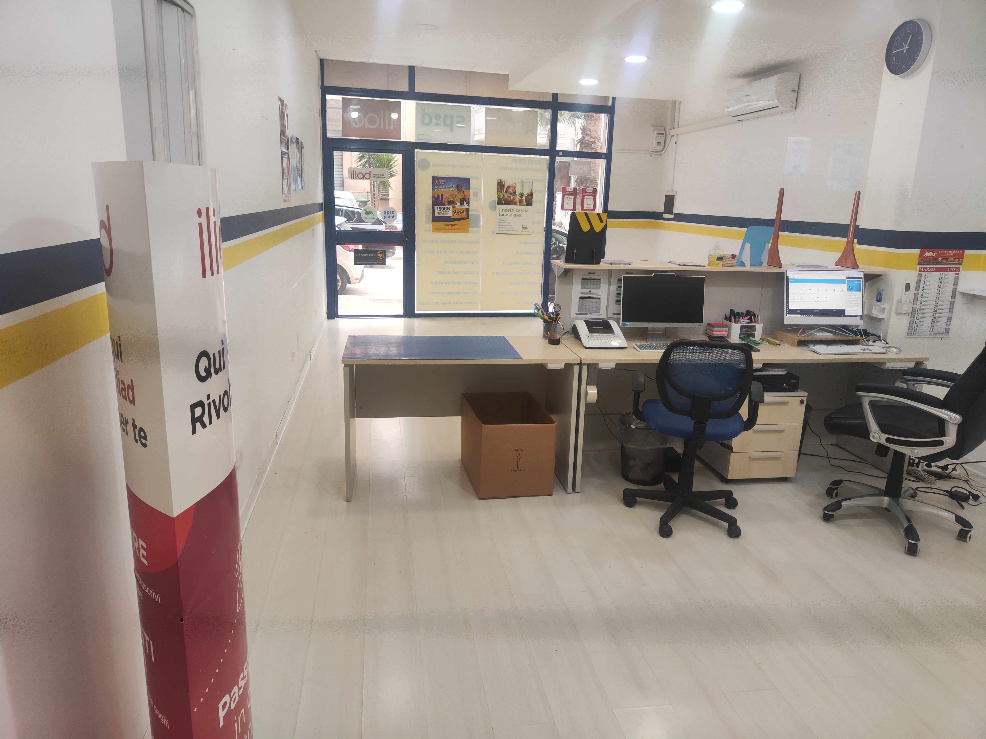 Area servizi digitali di un punto VeryPosta con postazioni moderne